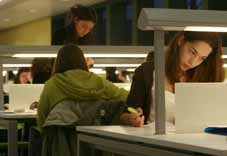 Estudiantes en una biblioteca de la Universitat